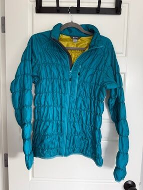 MEC Teal Lightweight Stretch/  Packable Puffer Jacket with Yellow Lining